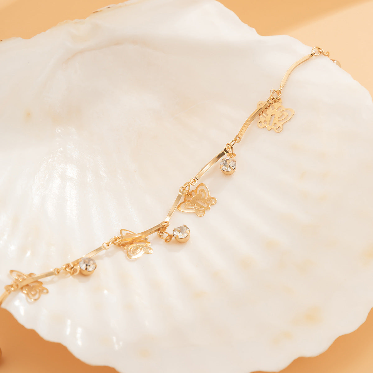 Faux Pearl Butterfly Tassel Chain Ear Cuff - No-Piercing Clip-On Earring Accessory with Ethnic Style Details - Perfect for Women Seeking Unique, Statement-Making Jewelry